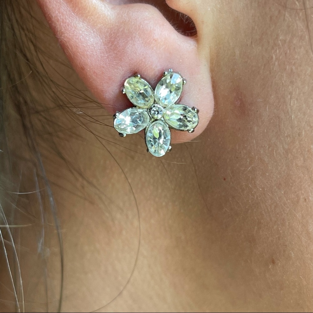 Beautiful vintage rhinestone clip earrings